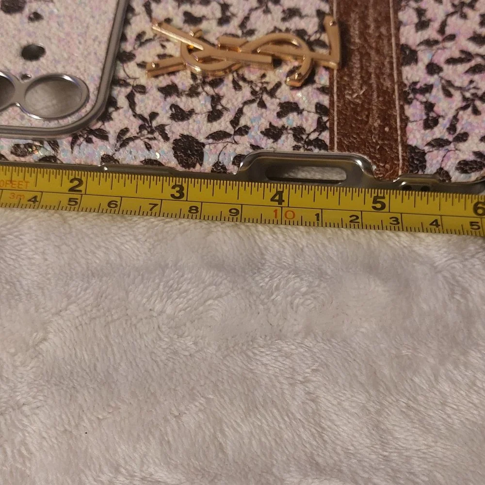 This didn' fit my phone. Maybe Iphone 17? White Floral Glitter Phone Case